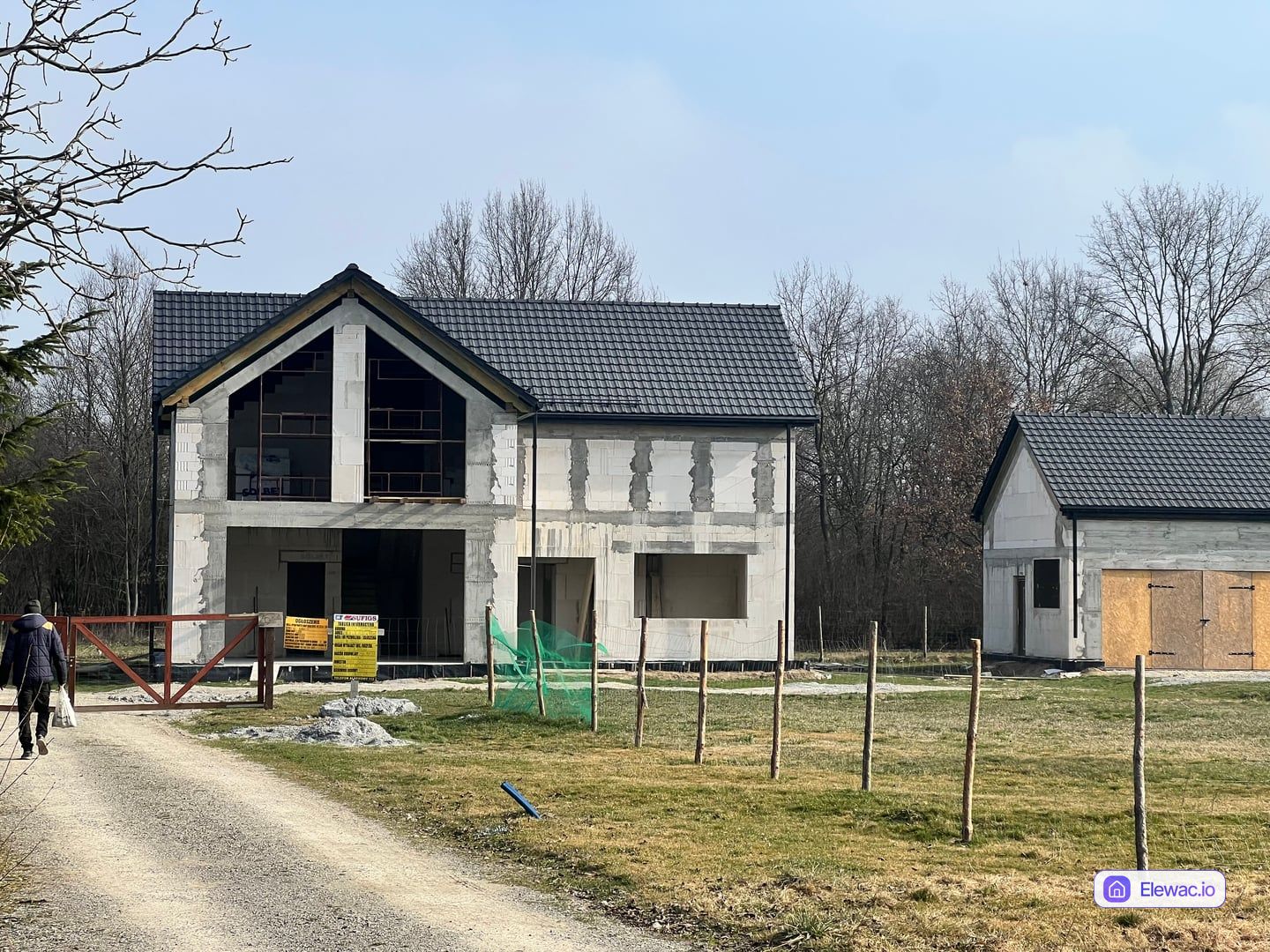 Nowoczesny dom jednorodzinny w stanie surowym z dachem dwuspadowym i ścianami z bloczków przed ociepleniem