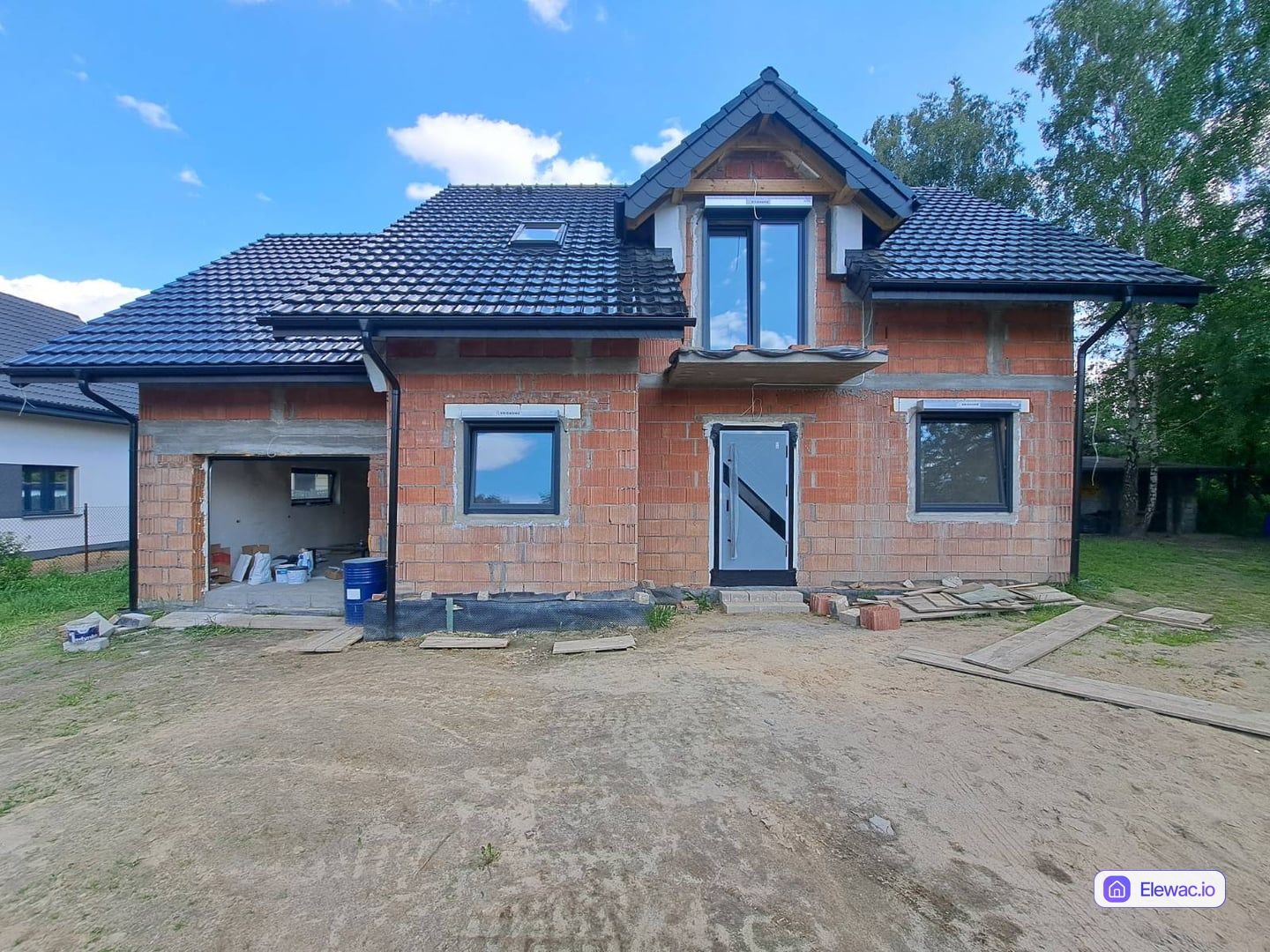 Dom jednorodzinny w stanie surowym z pustaka ceramicznego przed ociepleniem i tynkowaniem