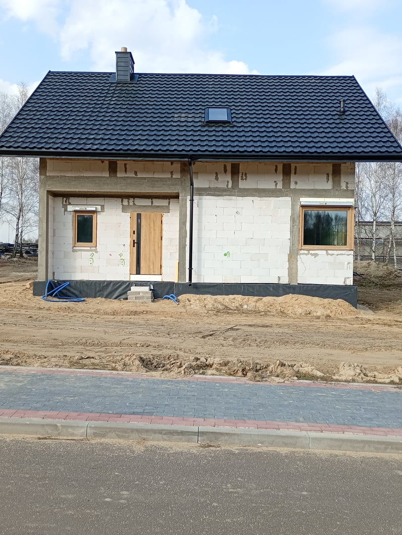 Dom jednorodzinny w stanie surowym z białych pustaków przed ociepleniem i tynkowaniem