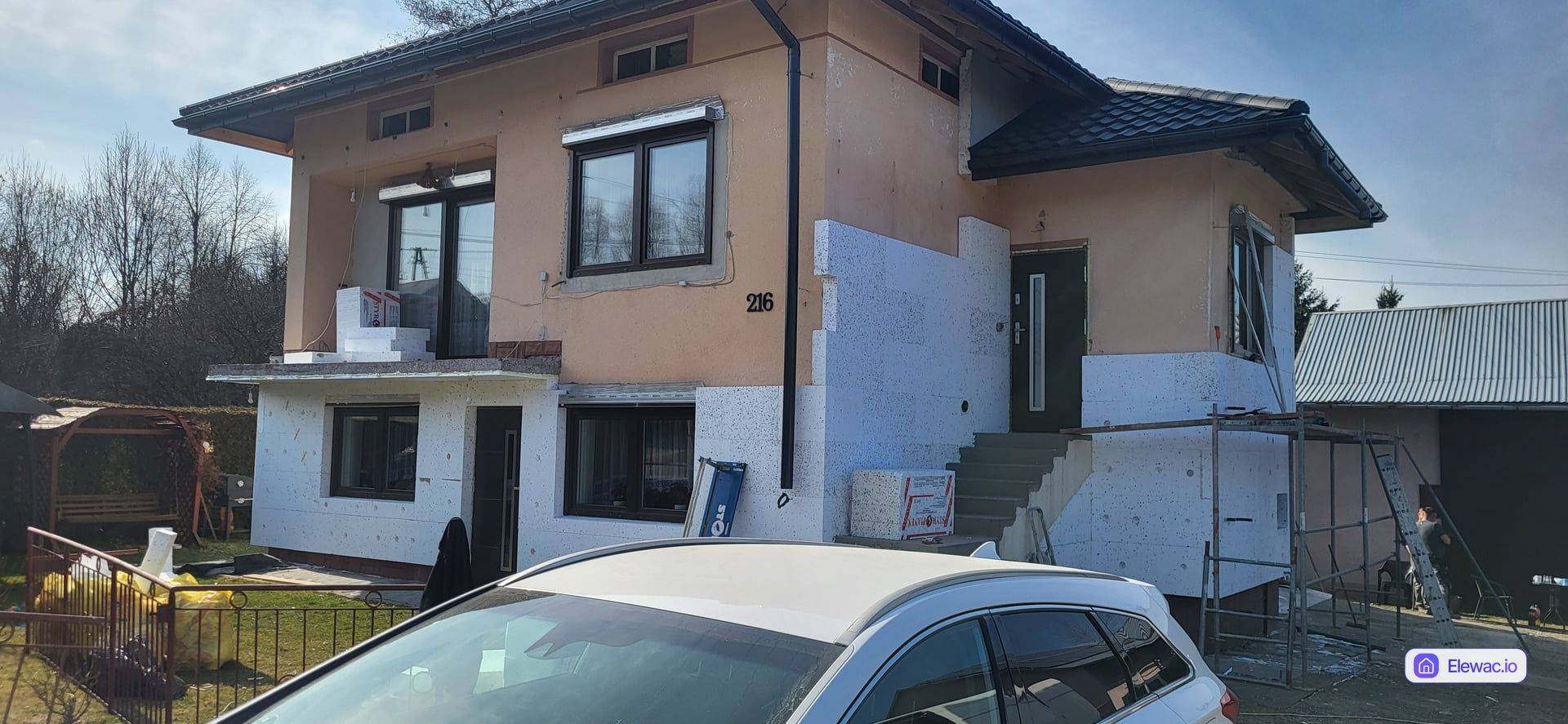 Dom jednorodzinny z lat 90. w trakcie ocieplania styropianem przed remontem elewacji